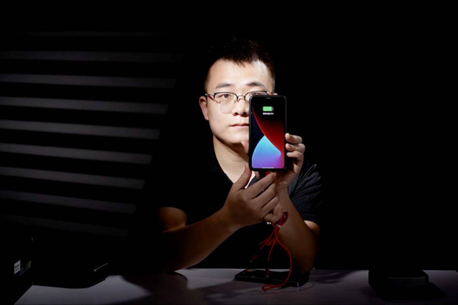 LED-Videoleuchte mit integrierter Powerbank ColorGlow TC 158 LED-Videoleuchte mit integrierter Powerbank ColorGlow TC 158