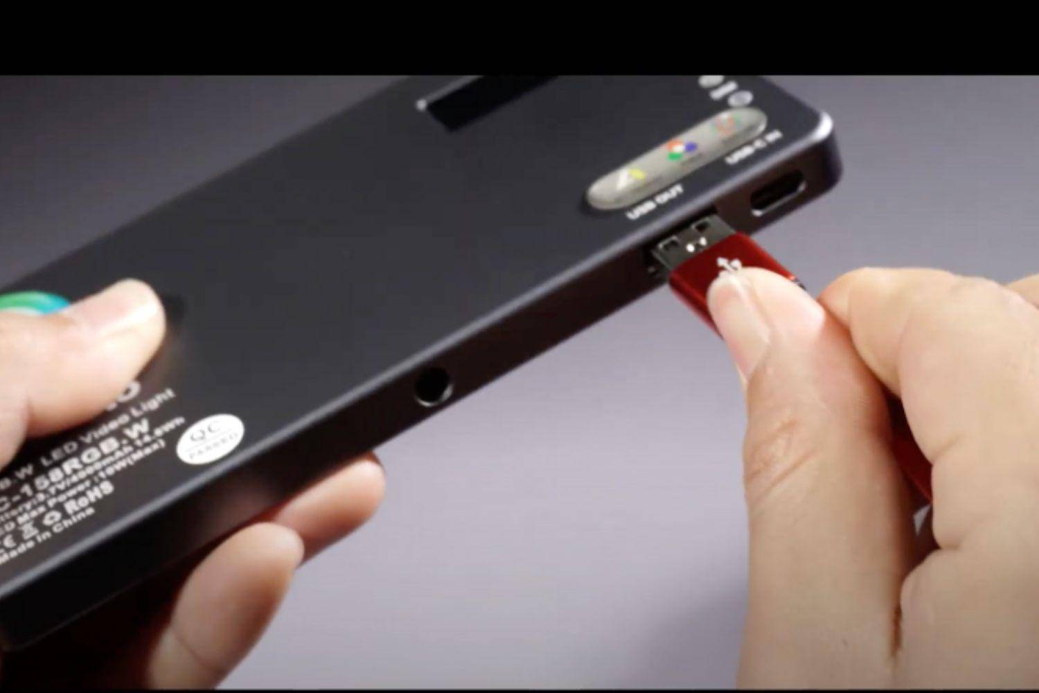 LED-Videoleuchte mit integrierter Powerbank ColorGlow TC 158 LED-Videoleuchte mit integrierter Powerbank ColorGlow TC 158